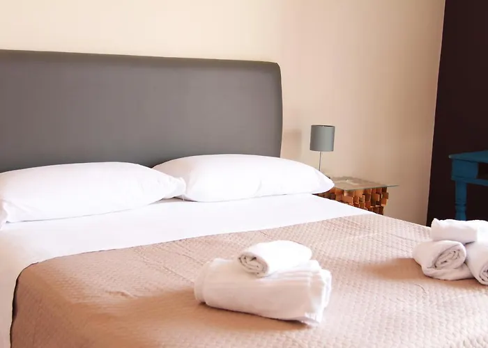 Urban Pop 2 Bed & Breakfast *